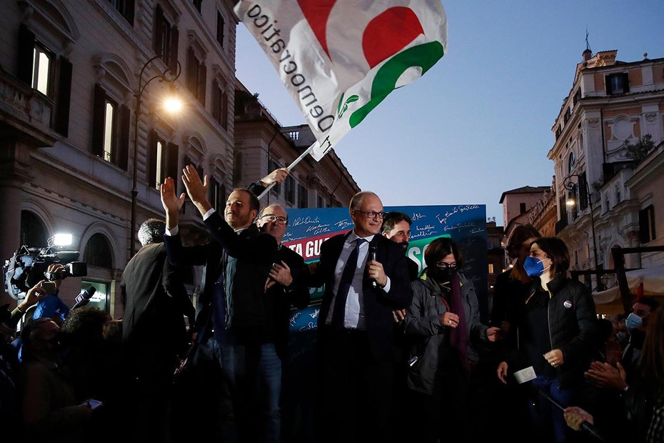 Siegesfeier der Mitte-links-Partei Partito Democratico mit Roberto Gualtieri (Mitte). Er ist nun Bürgermeister von Rom