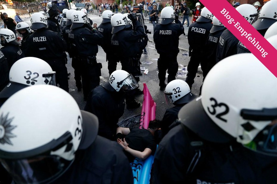 Polizisten bei einer Festnahme während der "Welcome to Hell"-Demonstration