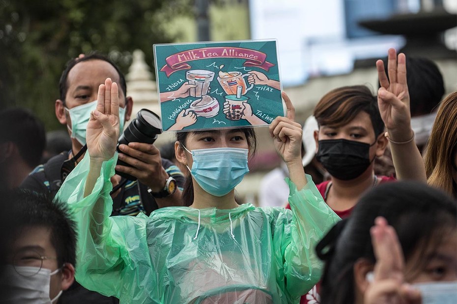 Die „Milchtee-Proteste“ nutzen das Getränk als Identifikationssymbol, wie hier bei einer Demonstration in Bangkok