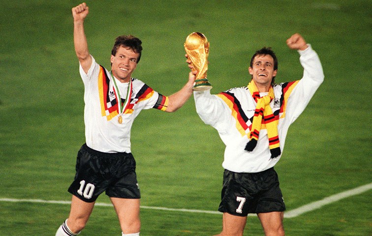 So fern und so exotisch: Lothar Matthäus und Pierre Littbarski bei dem WM-Sieg 1990