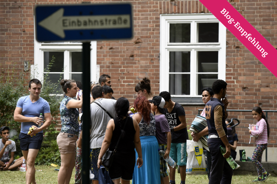 Helferinnen und Helfer verteilen vor dem Berliner Bundesamt für Gesundheit und Soziales Spenden