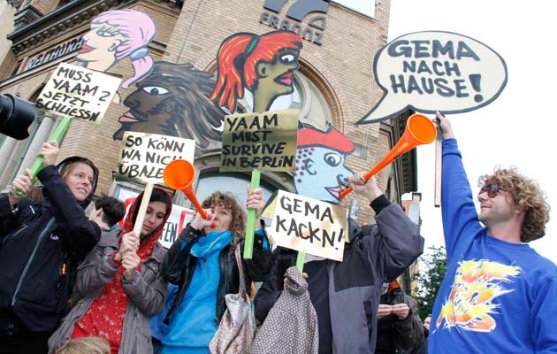 Demo gegen die Tarifreform der GEMA vor dem Frannz Club in Berlin