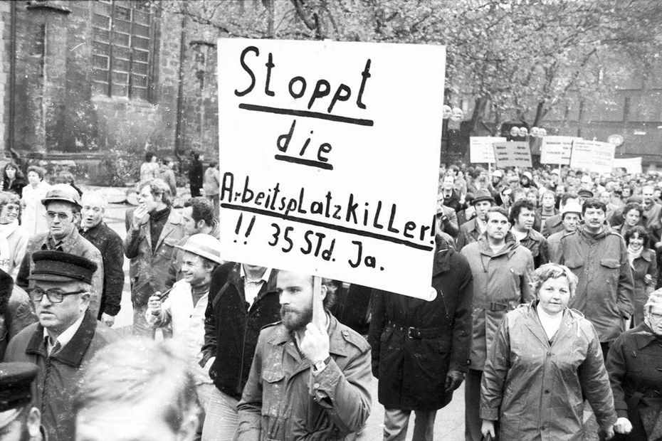 Schon in den 70er-Jahren streikten und demonstrierten die Metaller für die 35-Stunden-Woche. Sie wurde bis heute nur in Westdeutschland Realität
