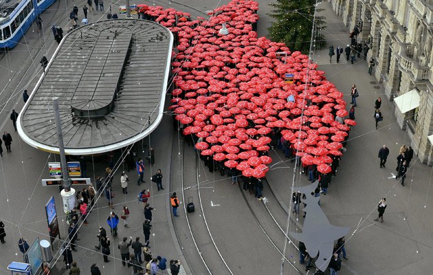 Wer frisst hier wen? Schweizer Gewerkschaftsmitglieder protestieren in Zürich gegen Finanzhaie