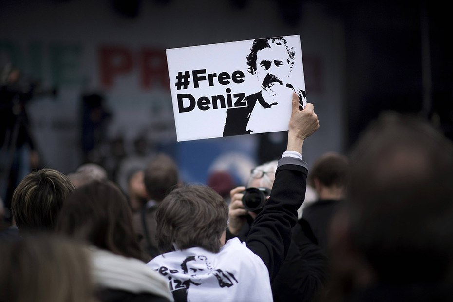Die Initiative #FreeDeniz fordert die Freilassung von Denis Yücel sowie aller in der Türkei inhaftierten Journalisten