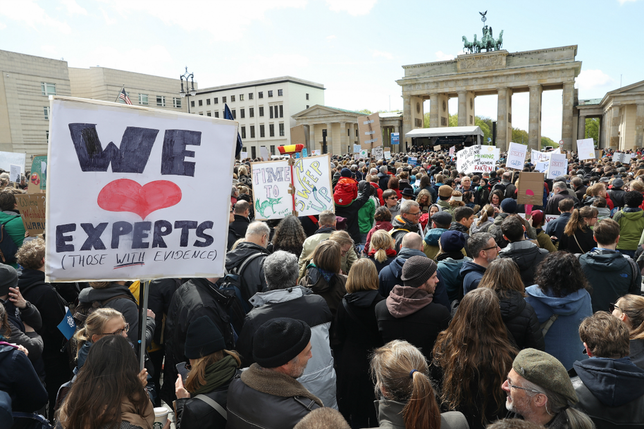 Demonstranten (mit Beweisen!) am Brandenburger Tor