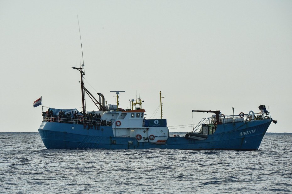 Die "Iuventa" bei einer Rettungsaktion im November 2016. Im Augenblick sind diese Einsätze nicht möglich, weil das Schiff von "Jugend Rettet"  wurde beschlagnahmt.