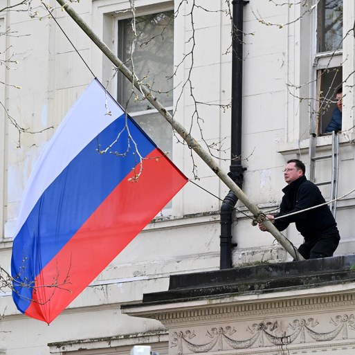 Die russische Botschaft in London setzt die Flagge auf Halbmast