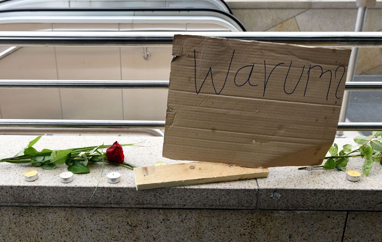 An der U-Bahnhaltestelle am OEZ in München sieht man Zeichen der Trauer und des Unverständnisses