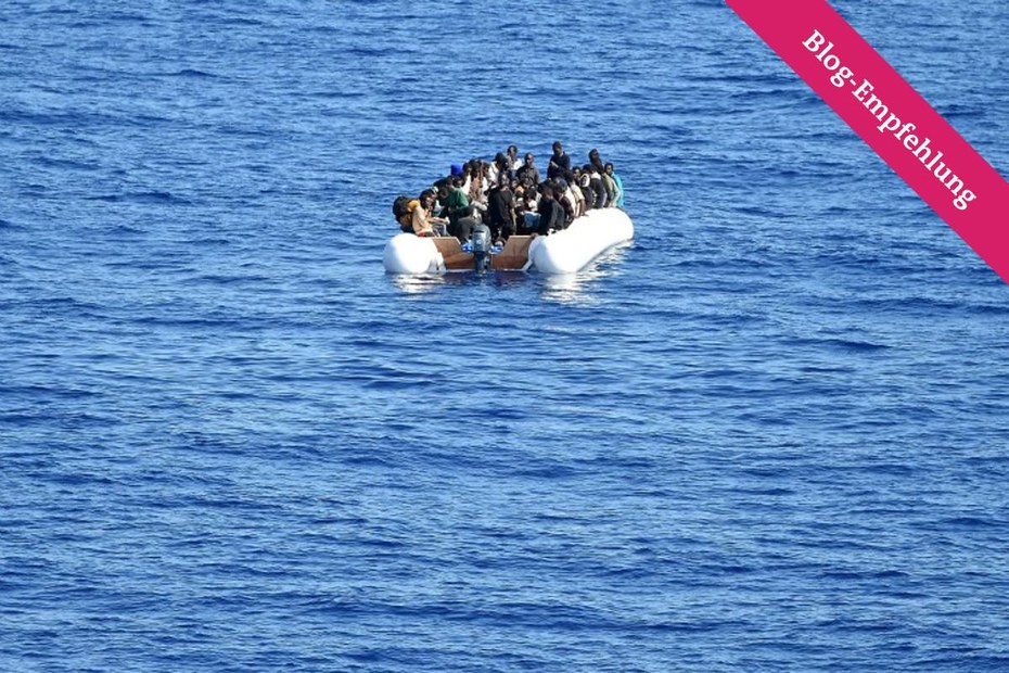 Flüchtende warten im Mittelmeer auf ihre Rettung