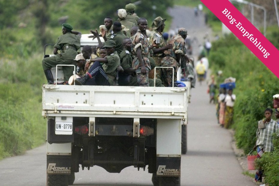 FDLR-Soldaten fahren nach einem Friedenspakt 2005 auf einem UN-Fahrzeug Richtung Ruanda