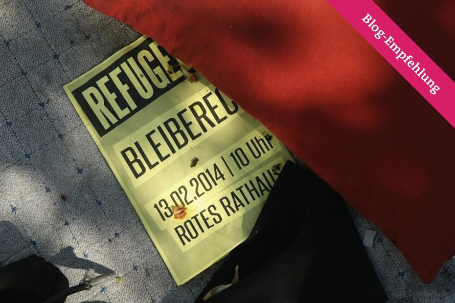 Ein Flyer liegt 2014 auf dem Oranienplatz, einem der Zentren der bundesweiten Refugee-Proteste