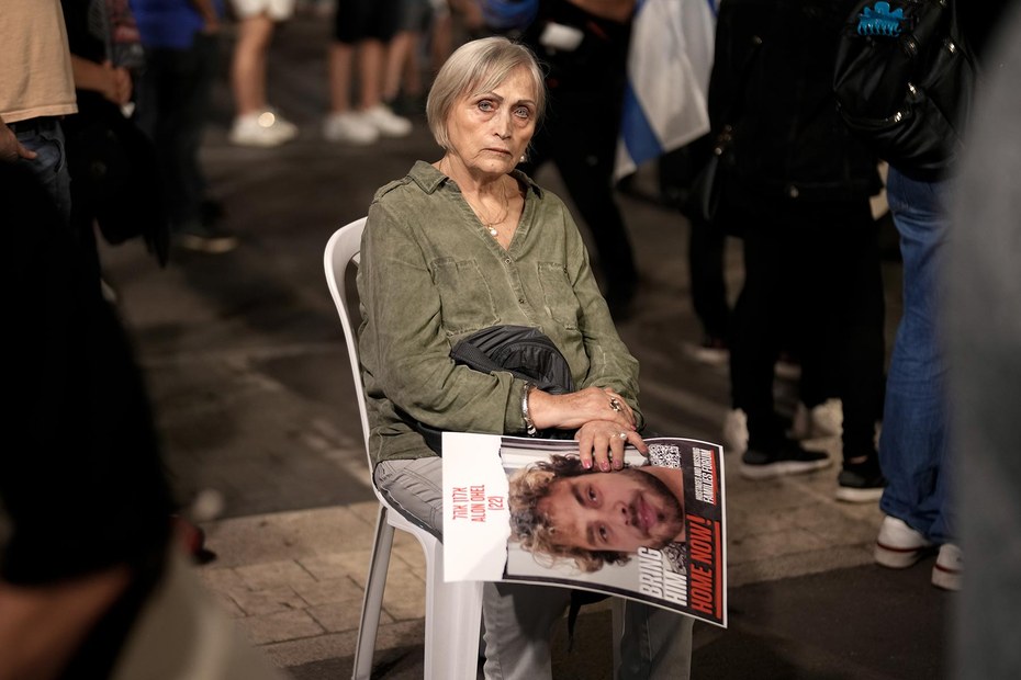 Noch immer sind über 100 Geiseln in den Händen der Hamas. Eine Frau protestiert in Tel Aviv für deren Freilassung