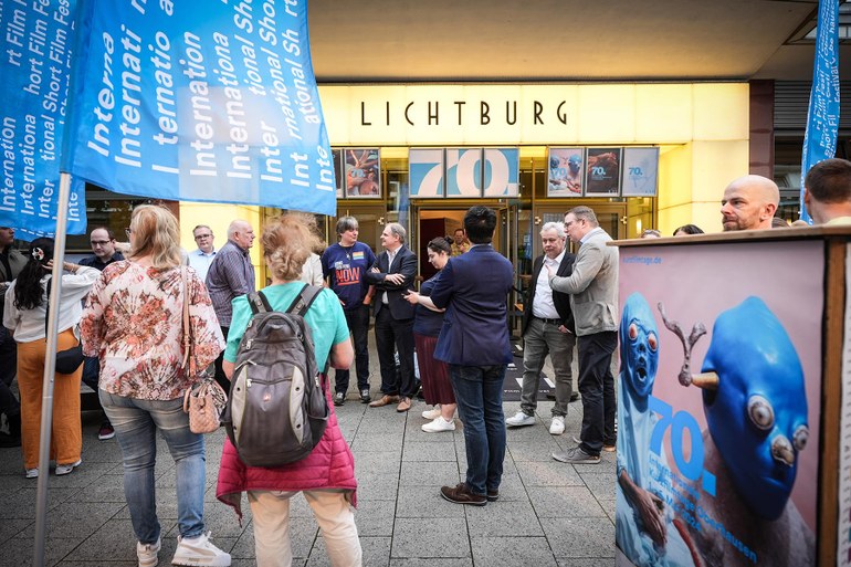 Filme ansehen und diskutieren statt Aufrufe unterschreiben: Schlange vor der Eröffnung der Internationale Kurzfilmtage Oberhausen am 1. Mai