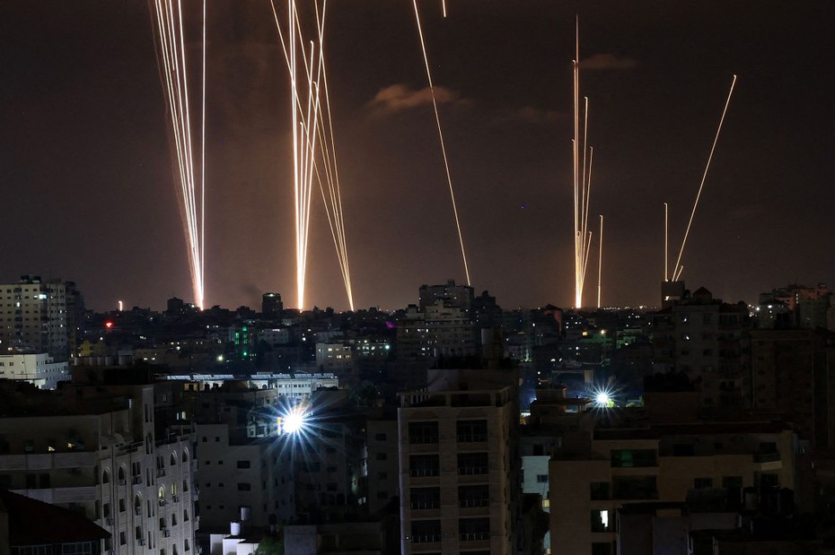 Die Hamas schießt Raketen aus dem Gazastreifen auf Israel