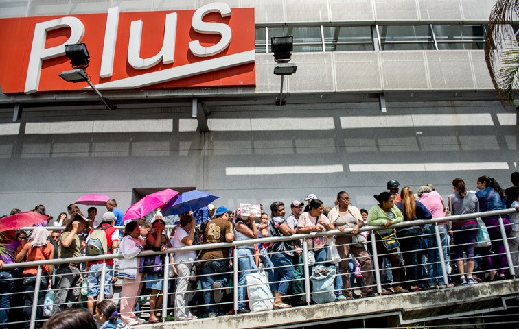 Schlangestehen vor einem Supermarkt in der Hauptstadt Caracas
