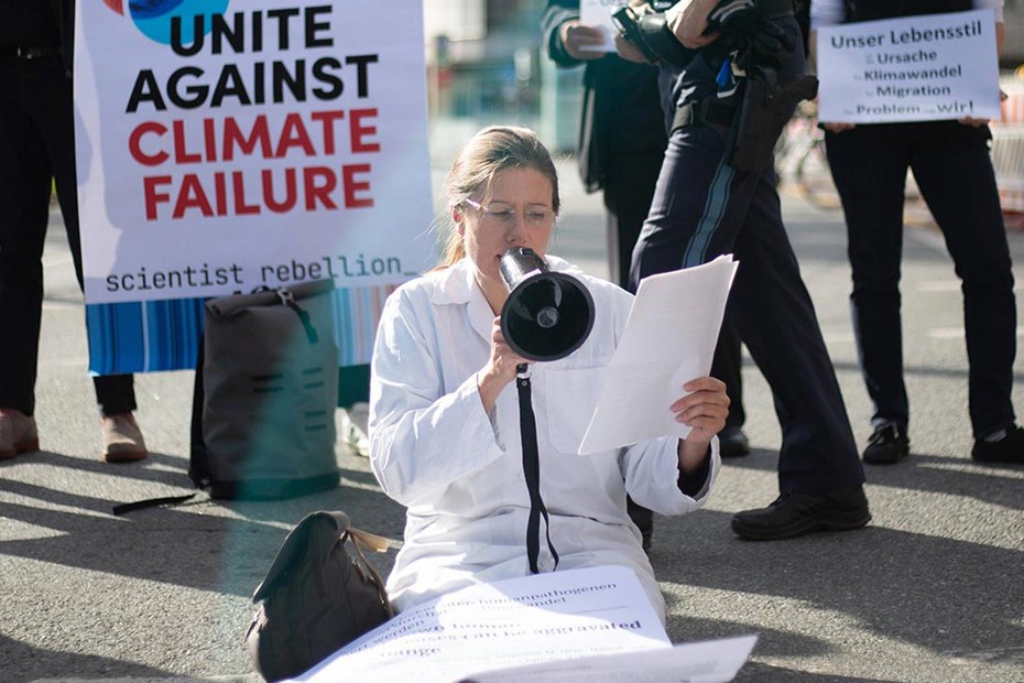 28. Oktober 2022: Cornelia Huth blockiert mit anderen Klimaktivst*innen die Karlsstraße in München