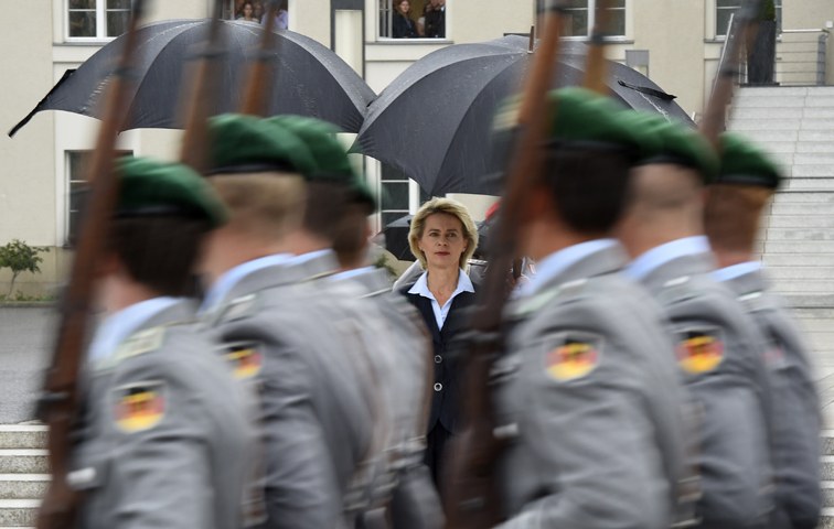 Verteidigungsministerin Ursula von der Leyen bei der Inspektion einer Ehrengarde im August