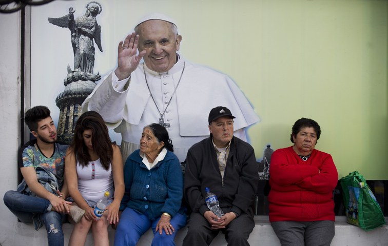 Warten auf den Papst. In Quito, Ecuador