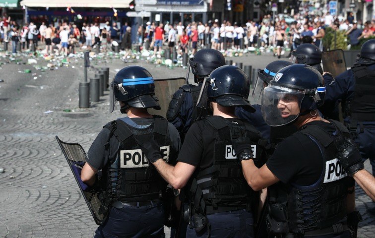 Verglichen mit anderen Polizeieinsätzen fast schon zurückhaltend: die Staatsgewalt in Marseille am 11. Juni