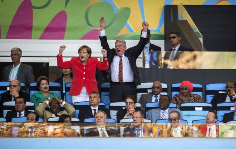 Jubeln für die Mannschaft und jubeln für sich selbst: Angela Merkel und Joachim Gauck während dem WM-Finale