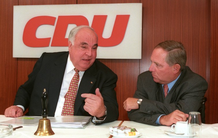 Der bessere Märchenonkel: Helmut Kohl (links) mit Wolfgang Schäuble 1998