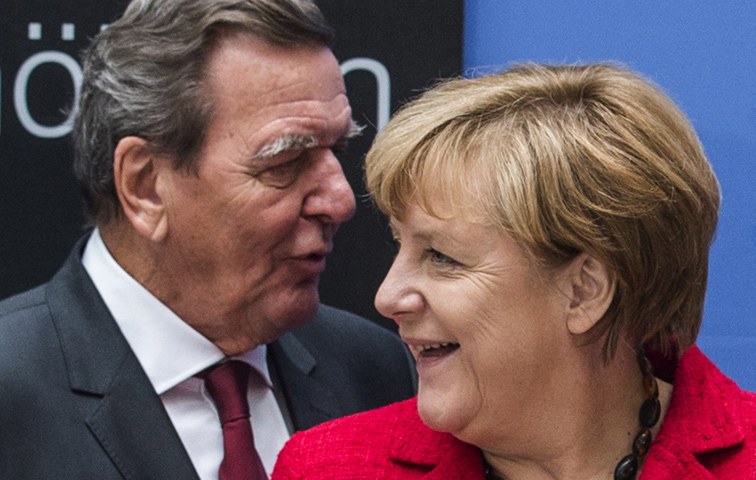 Schätzen sich maximal als Pragmatiker: Gerhard Schröder und Angela Merkel