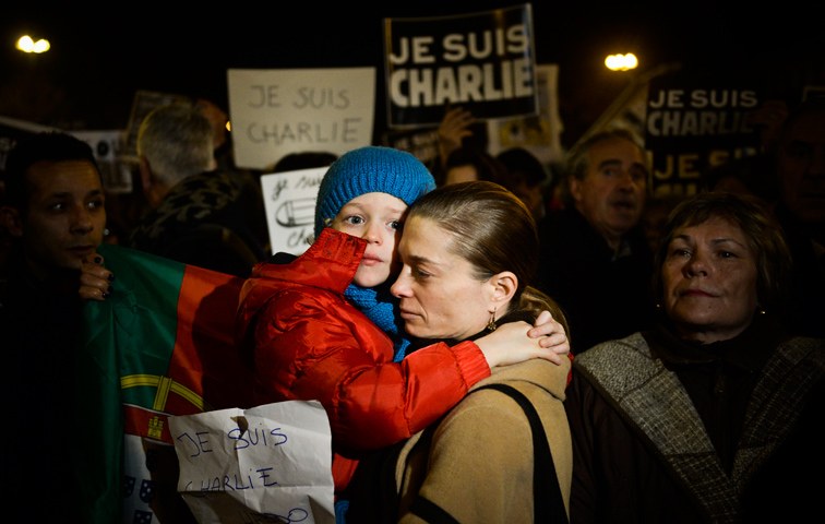 Eine Mutter trauert mit ihrer Tochter in Paris