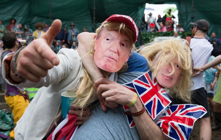 Boris Johnsons (Maske, rechts) Rhetorik hatte starke Ähnlichkeit mit der von Donald Trump