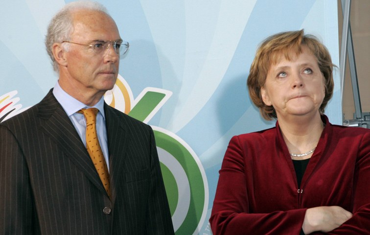 Zwei Gründe zu meckern: Franz Beckenbauer und Angela Merkel