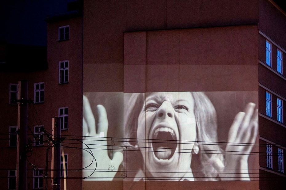 Zum Schreien: Ein Videoclip von Rammstein, projiziert auf eine Berliner Hauswand