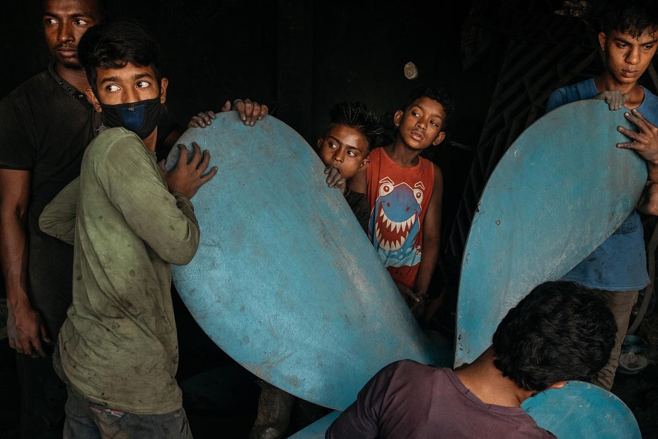 In Bangladesch werden Schiffe zerstückelt. Die Arbeiter – unter ihnen Kinder – haben nur Socken als „Schutzkleidung“
