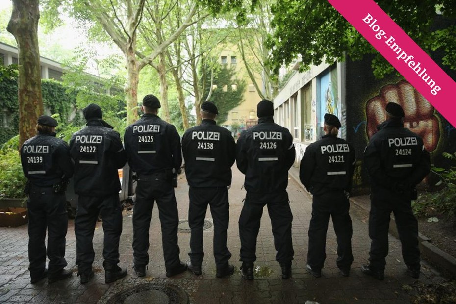 Polizisten vor der abgeriegelten Gerhard-Hauptmann-Schule in Kreuzberg