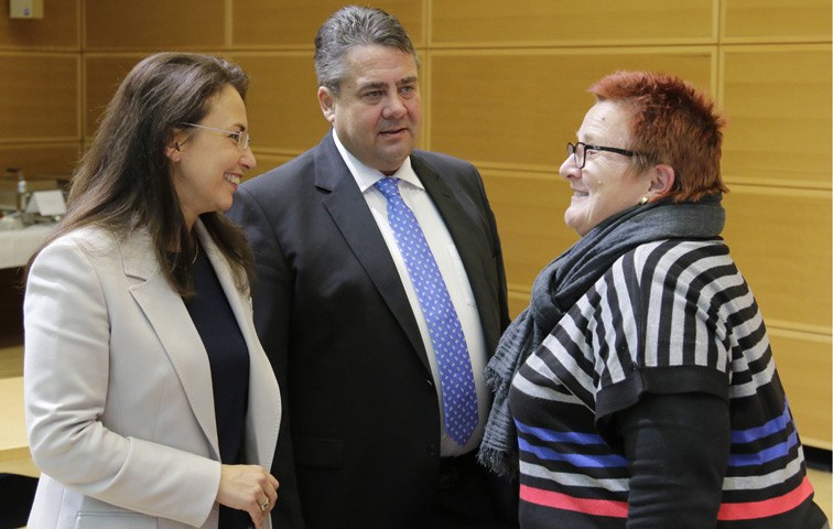 SPD-Führungspersonal: Yasmin Fahimi (links) und Elke Ferne mit Sigmar Gabriel