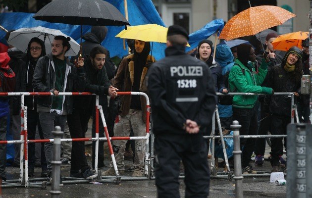 Aktivisten vor der Absperrung an der Ohlauer Straße, in der die besetzte Gerhart-Hauptmann-Schule liegt