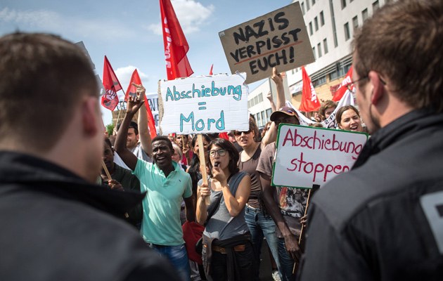Solidarisch: Hunderte Demonstranten stellten sich der "Anti-Asyl-Tour" der NPD entgegen – später regnete es Eier gegen die Rechtsextremen
