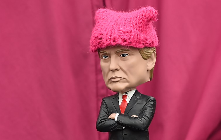 Selbst die Pussy-Mütze, Meme des Protestmarsches, macht es nichts besser: Donald Trump