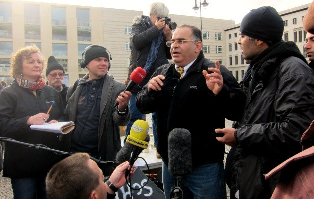 Hohe Gesprächsbereitschaft: Aktivisten mit ihrem Übersetzer während der Pressekonferenz am Brandburger Tor