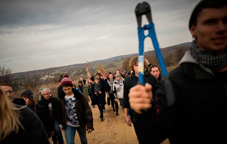 Die Teilnehmer der Aktion "Erster Europäischer Mauerfall" auf dem Weg zur bulgarischen Außengrenze nahe dem Dorf Lessowo