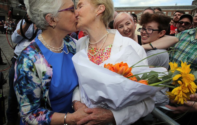Die irische Senatorin Katherine Zappone küsst ihre Partnerin Gilligan nach der Volksabstimmung