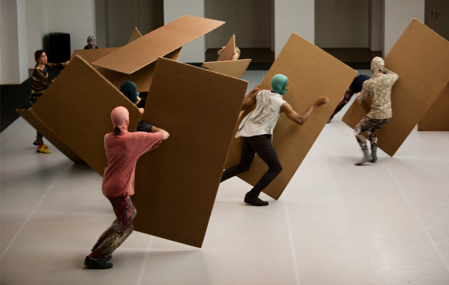 Unruhe im Karton: Einziges Requisit der Choreografie „Sider“ sind mannshohe Pappen