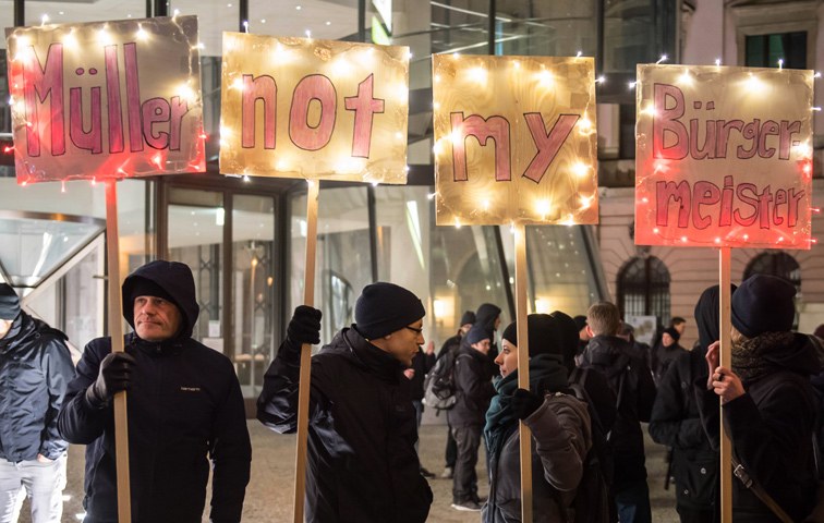 "Not my Bürgermeister": Proteste am Montagabend in Berlin vor dem Gorki-Theater