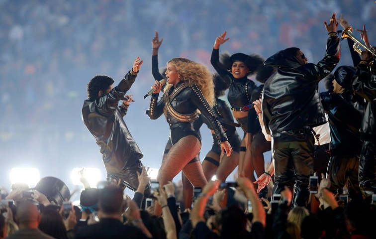 Antirassistisches Statement: Die Lederkluft im Stil der Black Panthers ist in der Beyoncé-Show kein Zufall