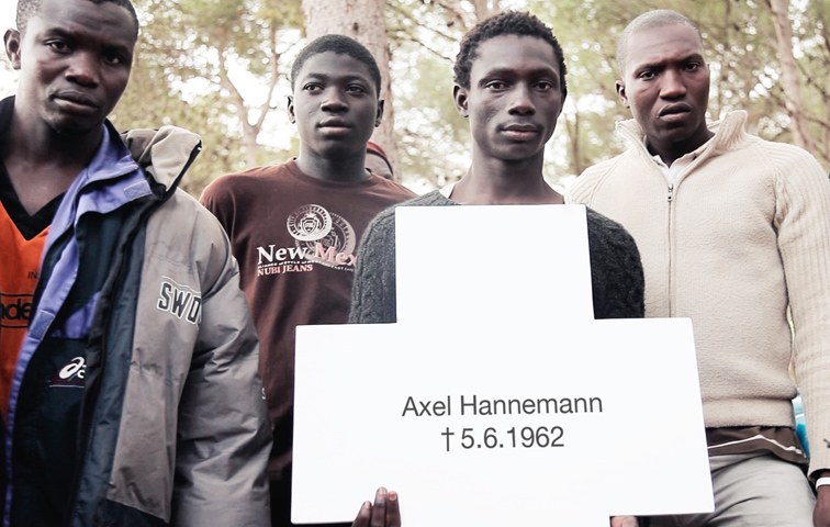 Ein Bild von Flüchtlingen mit einem weißen Kreuz an der Außengrenze Europas, wo in den vergangenen 25 Jahren 30.000 Menschen ums Leben kamen