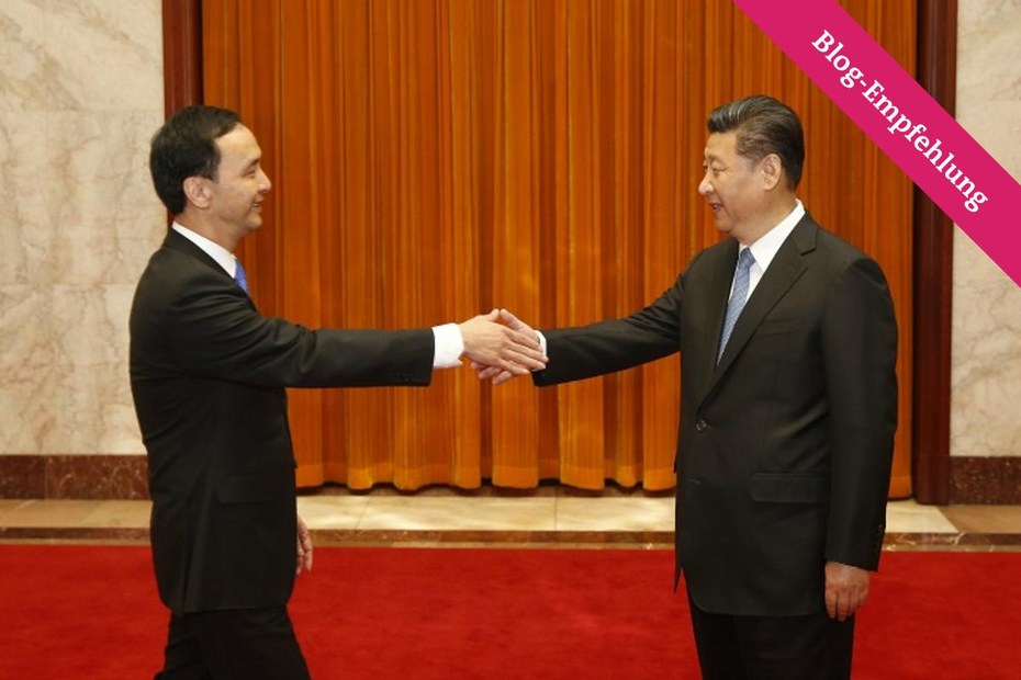 Eric Chu, Parteivorsitzender der in Taiwan regierenden Kuomintang (KMT) mit Xi Jinping, dem amtierenden Staatspräsident der Volksrepublik China