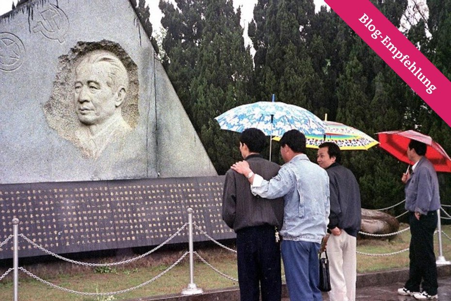 Jahrestag: Trauernde vor dem Grab Hu Yaobang in Gongqing, China im Jahr 1999