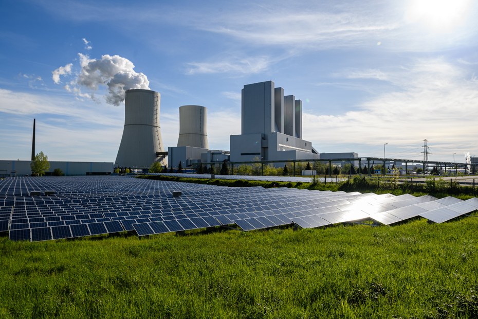Solarpanels neben dem Braunkohlekraftwerk Lippendorf bei Leipzig. Von 100 Prozent Erneuerbaren Energien ist man hierzulande noch weit entfernt