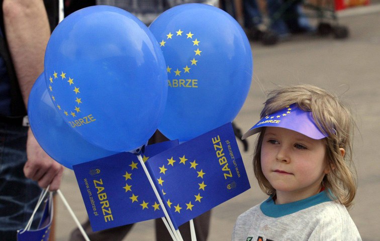 Polnisches Mädchen feiert auf dem Europafest zum EU-Beitritt Polens in Zabrze