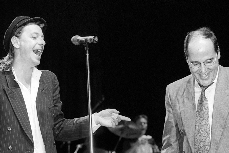 Wahlkampfveranstaltung der PDS in der Meistersingerhalle in Nürnberg am 3. November 1990 – Gregor Gysi (rechts) mit Rio Reiser