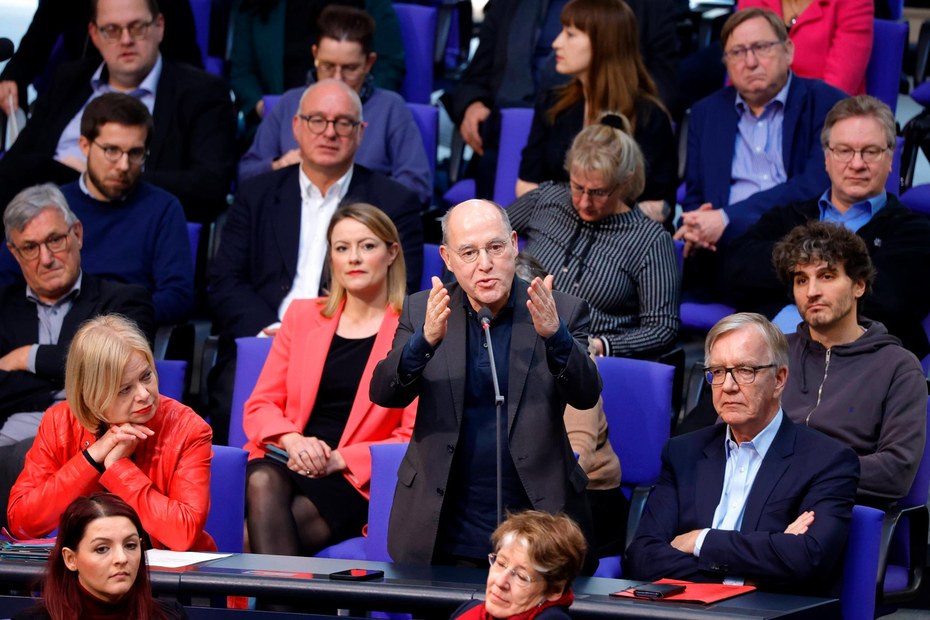 Immer noch ein Wortführer: Gregor Gysi inmitten der Gruppe Die Linke im Bundestag